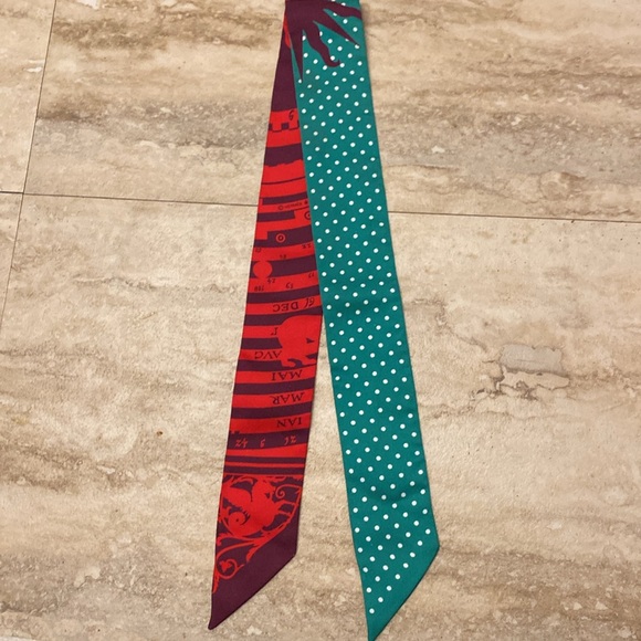 Hermes ASTROLOGIE DOT Silk Vibrant Red and Green Twilly Scarf - Picture 2 of 5